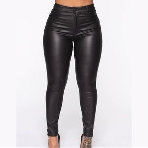 Fashion Nova: “Not Sorry” High Rise Faux Leather Pants - M